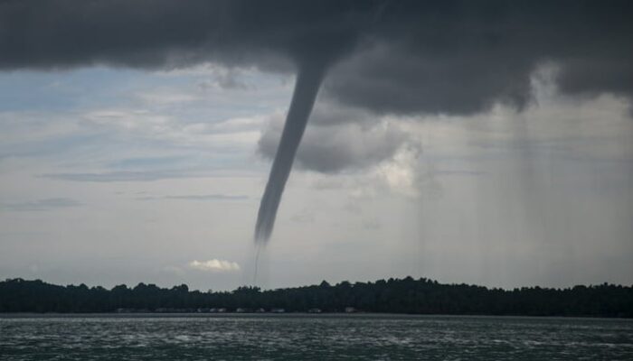 Dihantam Angin Puting Beliung, 834 Warga Sumedang dan Bandung Terpaksa Mengungsi