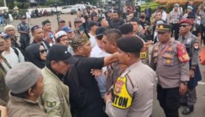 Pendemo Pro dan Kontra Prabowo-Gibran Saling Serang, Polisi Blokade Jalan Menuju Istana Presiden