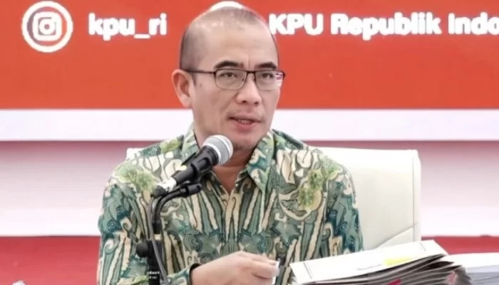 Ketua KPU Diberi Kue Ultah oleh Caleg PSI