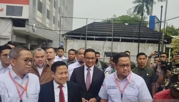 Pasangan AMIN Jabat Tangan Pengacara Prabowo-Gibran di Ruang Sidang MK