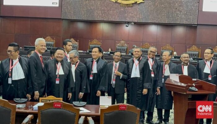 Dibalik Sidang Sengketa Pemilu di MK, Ganjar-Mahfud Foto Bersama dan Salaman dengan Tim Hukum Prabowo-Gibran