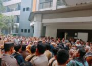 Ratusan Guru dan Tenaga Honda Lotim Seruduk Kantor Bupati, Tanyakan THR