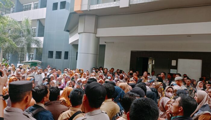 Ratusan Guru dan Tenaga Honda Lotim Seruduk Kantor Bupati, Tanyakan THR
