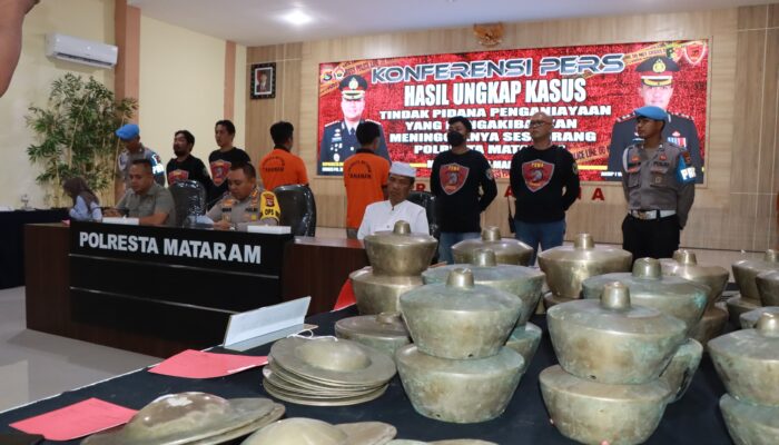 Polisi Kembalikan Alat Musik Gamelan Hasil Curian Kepada Pengurus Banjar