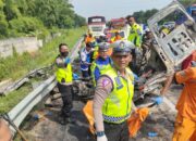 Kecelakaan di Tol Japek KM 58; 12 Meninggal Dunia, 2 Luka Berat dan 1 Mobil Ludes Terbakar