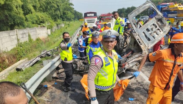 Kecelakaan di Tol Japek KM 58; 12 Meninggal Dunia, 2 Luka Berat dan 1 Mobil Ludes Terbakar