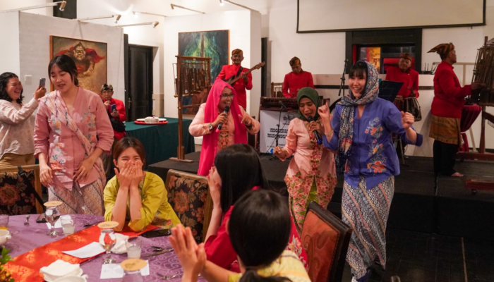 Di Sela Persiapan Latihan Hadapi Tim Voli Indonesia, Tim Red Sparks Berkesempatan Santap Malam di Galeri Seni Kunstkring Paleis