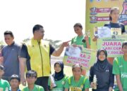 Menpora Dito Belikan Sepatu Baru untuk Salah Satu Peserta Tarkam Pada Lomba Lari Cepat