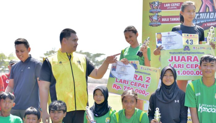 Menpora Dito Belikan Sepatu Baru untuk Salah Satu Peserta Tarkam Pada Lomba Lari Cepat