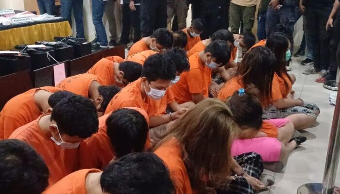 17 Penjudi dan 12 Selebgram yang Promosikan Judi “Online” di Jakarta Barat Ditangkap Polisi