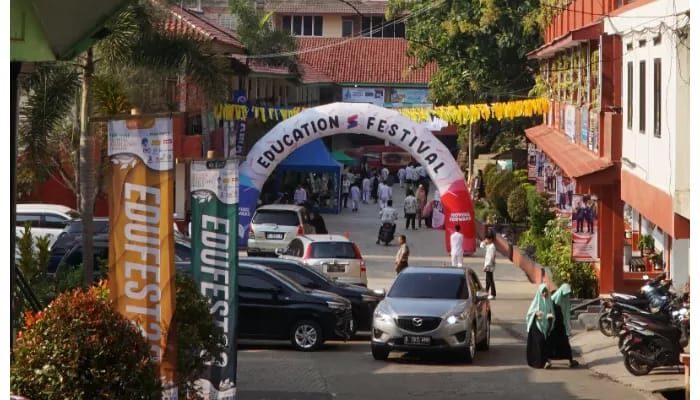 Education Festival 2024 : Mahakarya Santri Indonesia Suarakan Perdamaian Dunia