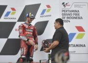 Menpora Dito Serahakan Trophy Juara ke-3 Moto GP Mandalika