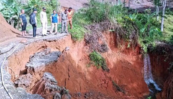 Hujan Deras di Sukabumi Sebabkan Ratusan Rumah Terdampar  dan Satu Jembatan Ambruk