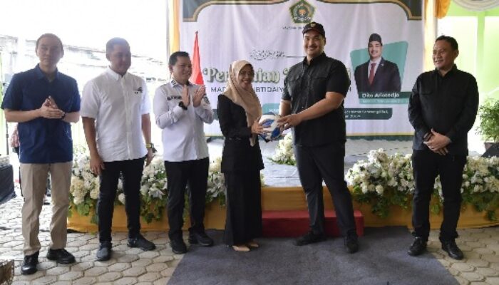 Menpora Dito Serahkan Bantuan Peralatan Olahraga untuk Madrasah di Palembang