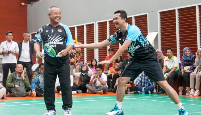 Penutupan Liga Bulutangkis Kemendikdasmen 2025 Meriah, Wamenpora dan Mendikdasmen Menang Laga Eksibisi