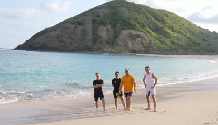 Pantai Mawun: Surga Tersembunyi dengan Pesona Alam yang Menawan di Lombok Tengah