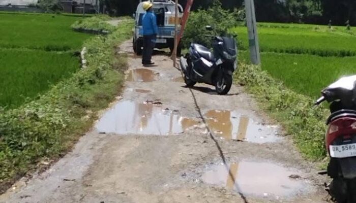 JALAN PENGHUBUNG DUSUN BAGEK PENGADANG – DUSUN BULANG RUSAK PARAH, WARGA KECEWA KURANG PERHATIAN PEMERINTAH DESA SEMOYANG