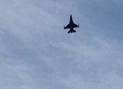 Atraksi Spektakuler Tiga Pesawat Tempur F-16 Warnai Pembukaan Merdeka Run 2026 di Istana Merdeka