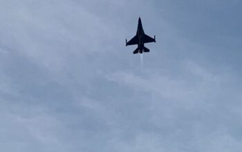 Atraksi Spektakuler Tiga Pesawat Tempur F-16 Warnai Pembukaan Merdeka Run 2026 di Istana Merdeka