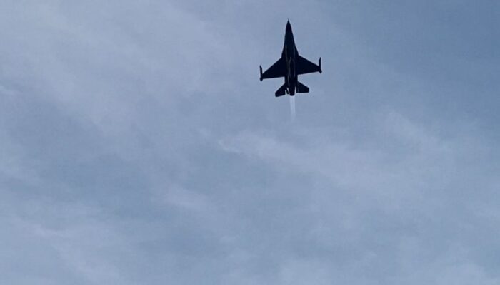 Atraksi Spektakuler Tiga Pesawat Tempur F-16 Warnai Pembukaan Merdeka Run 2026 di Istana Merdeka