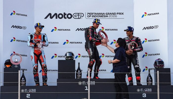 Menpora Erick Serahkan Trofi Juara Kepada Marco Bezzecchi, Sorotan Media Italia Perkuat Citra Indonesia di Panggung Dunia